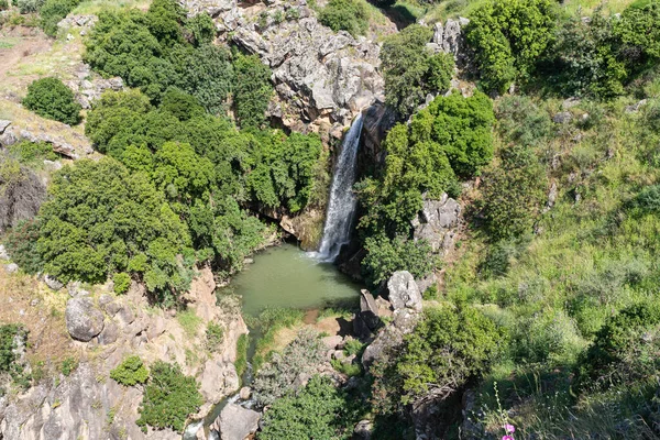 Mountain Saar Falls Med Kallt Och Kristallklart Vatten Nedstiger Från — Stockfoto