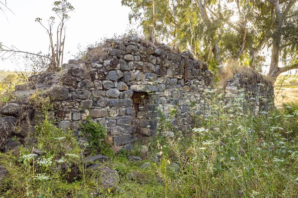Ateret Kalesi 'nin harabeleri Metzad Ateret - Qasr Atara - İsrail' in kuzeyinde Ürdün Nehri 'nde Jacob kızlarının ırmağının yanında yer alır.