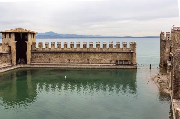 Sirmione Italië Oktober 2015 Versterkte Binnenhaven Van Het Fort Castello — Stockfoto