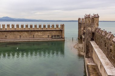 Sirmione, İtalya - 01 Ekim 2015: Lombardy, Kuzey İtalya Sirmione kasabasındaki Castello Scaligero kalesinin güçlendirilmiş iç limanı