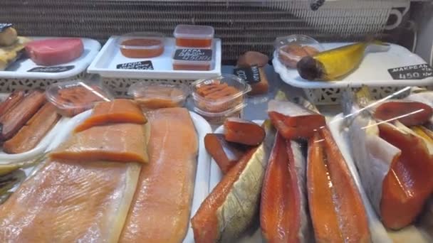 Chum salmon, coho salmon on the counter of a fish store — Stock Footage Chum salmon, coho salmon on the counter of a fish store Royalty Free Stock Footage