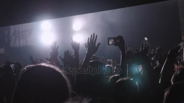 Resultado de imagem para luzes de celulares num show de rock