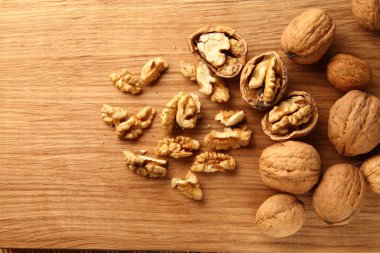 Bir kesme tahtası üzerinde ceviz