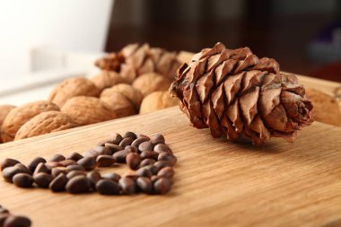 Ceviz ve çam fıstığı kesme tahtası