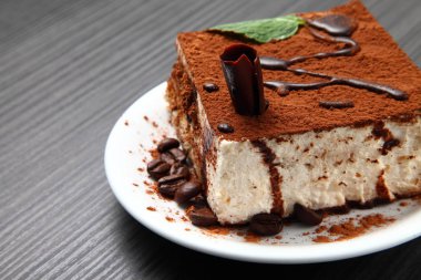 tiramisu tatlı bir porselen tabak