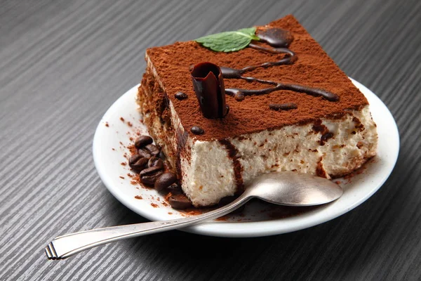 Postre de tiramisú en un plato de porcelana — Foto de Stock