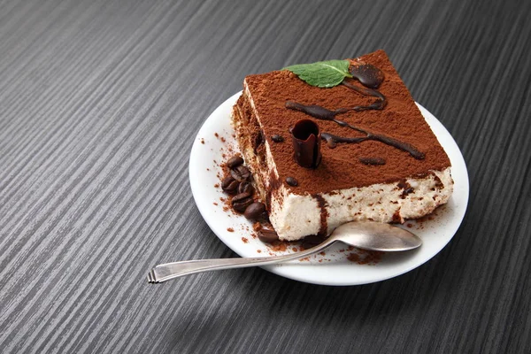 Postre de tiramisú en un plato de porcelana — Foto de Stock