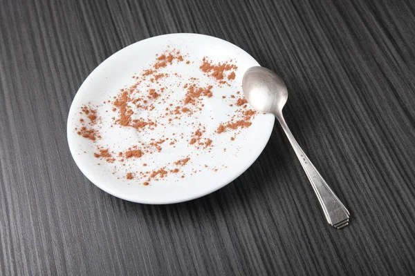 Gıda ve kaşık kalıntıları ile plaka