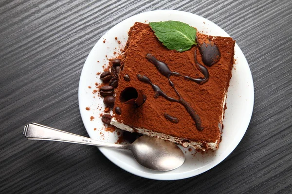 Postre de tiramisú en un plato de porcelana — Foto de Stock