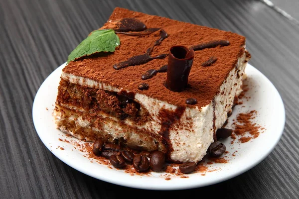 Postre de tiramisú en un plato de porcelana — Foto de Stock