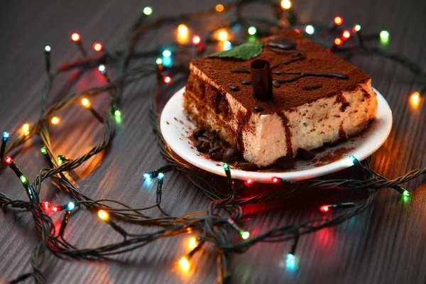 tiramisu tatlı bir porselen tabak