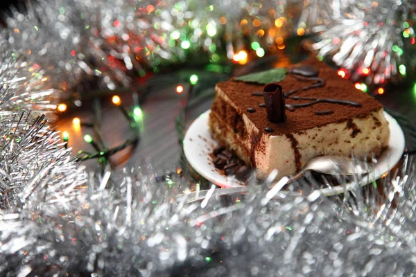 Postre de tiramisú en un plato de porcelana — Foto de Stock