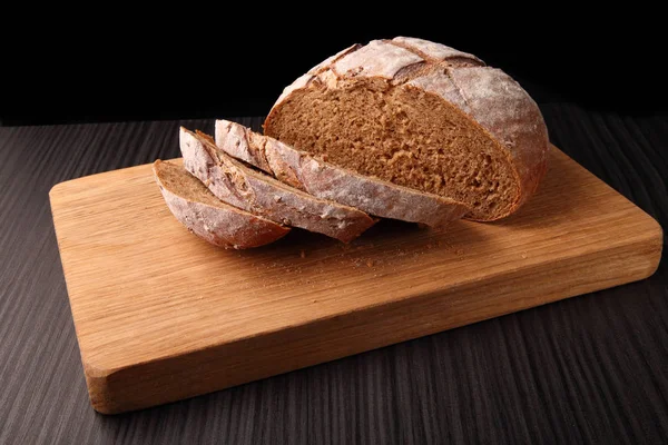 Pan, cortado en una tabla de roble — Foto de Stock