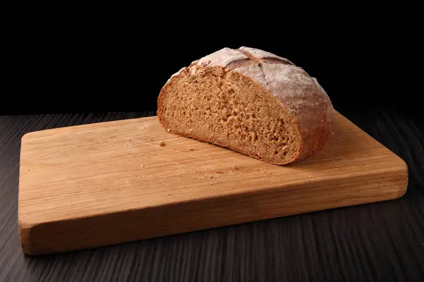 Chleb pokroić na desce dębowej — Zdjęcie stockowe
