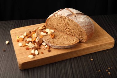 ekmek ve meşe üzerinde kuru üzüm fındık