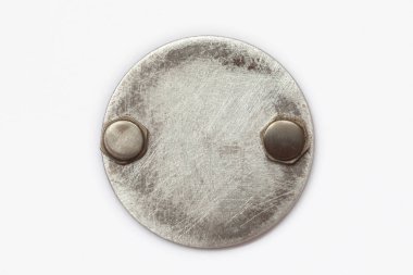 metal plaka yuvarlak / hafif bir arka plan üzerinde cıvatalı metal plaka yuvarlak