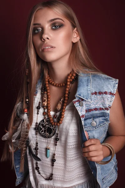 Πορτραίτο γυναίκας όμορφη νεαρή hippie στο στούντιο — Φωτογραφία Αρχείου