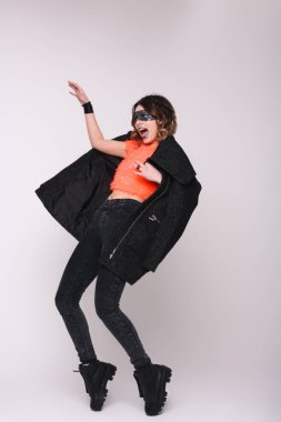 Stüdyoda poz veren güzel kız