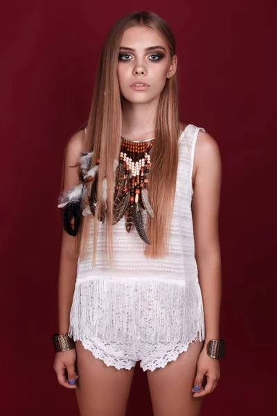 Gyönyörű fiatal hippi nő stúdió-portré — Stock Fotó