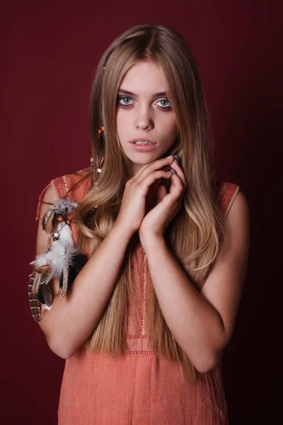 Gyönyörű fiatal hippi nő stúdió-portré — Stock Fotó