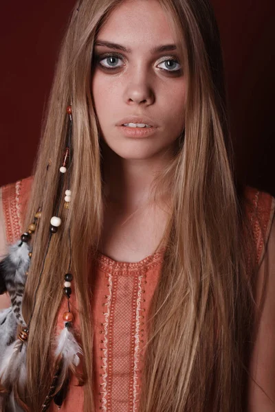 Porträt der schönen jungen Hippie-Frau im Studio — Stockfoto