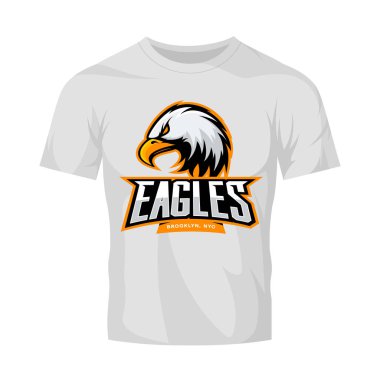 Öfkeli kartal spor vektör logo kavramı üzerinde beyaz t-shirt mockup izole.
