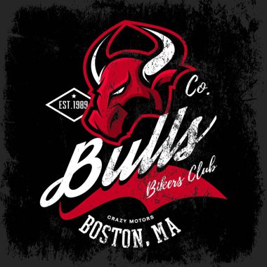 Koyu arka plan üzerinde izole vintage Amerikan öfkeli boğa bisikletçileri kulübü tee baskı vektör tasarımı. 