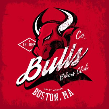 Kırmızı zemin üzerine izole vintage Amerikan öfkeli boğa bisikletçileri kulübü tee baskı vektör tasarımı. 