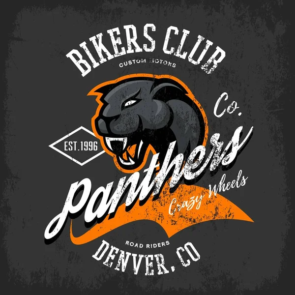 Vintage amerikansk rasande panther bikers club tee print vektor design isolerad på mörk bakgrund. — Stock vektor
