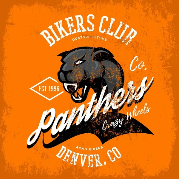 Vintage Amerikaanse woedend panther fietsers club tee print vector design geïsoleerd op een oranje achtergrond. — Stockvector