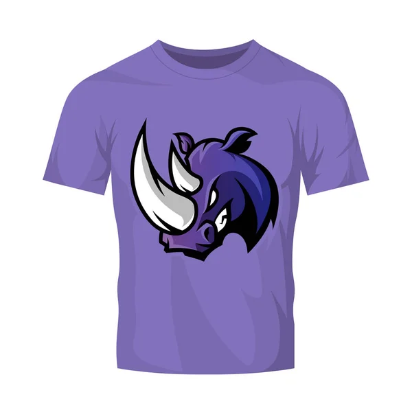 Furioso rinoceronte sport vettore logo concetto isolato su viola t-shirt mockup . — Vettoriale Stock