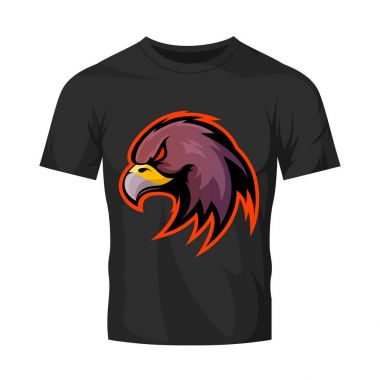 Öfkeli kartal baş spor vektör logo kavramı üzerinde siyah t-shirt mockup izole.