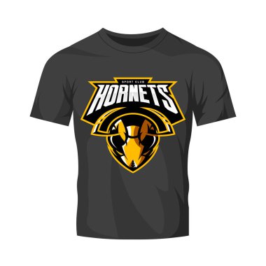 Öfkeli hornet baş atletik kulüp vektör logo kavramı üzerinde siyah t-shirt mockup izole. 