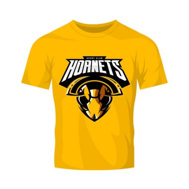 Öfkeli hornet baş atletik kulüp vektör logo kavramı üzerinde turuncu tişört mockup izole. 