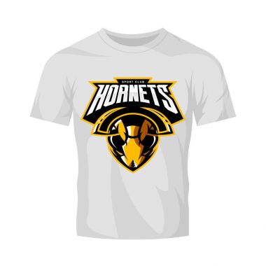 Öfkeli hornet baş atletik kulüp vektör logo kavramı üzerinde beyaz t-shirt mockup izole.