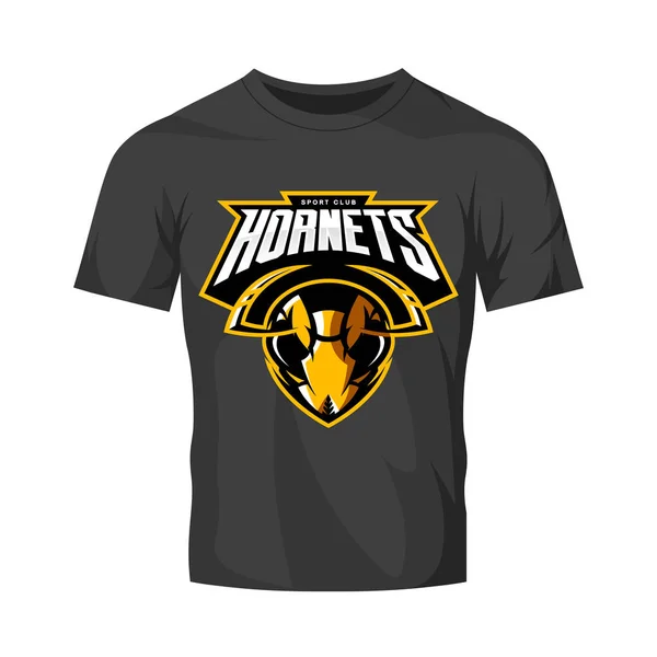 Furioso hornet cabeça atlético clube vetor logotipo conceito isolado em preto t-shirt mockup . —  Vetores de Stock