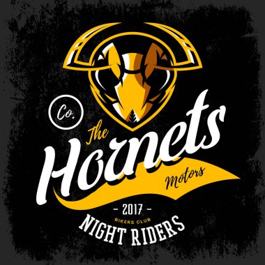 Vintage öfkeli hornet motorcu çetesi club vektör logo kavramı siyah arka plan üzerine izole. 