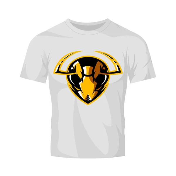 Öfkeli hornet baş atletik kulüp vektör logo kavramı üzerinde beyaz t-shirt mockup izole. — Stok Vektör