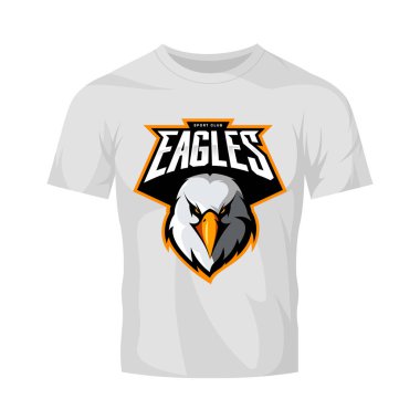 Öfkeli kartal baş atletik kulüp vektör logo kavramı üzerinde beyaz t-shirt mockup izole