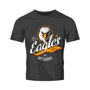Vintage öfkeli kartal bisikletçileri çete club vektör logo kavramı üzerinde siyah t-shirt mockup izole.
