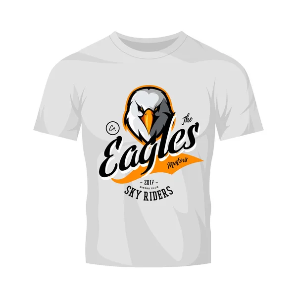 Vintage woedend eagle fietsers bende club vector logo concept geïsoleerd op een witte t-shirt mockup. — Stockvector
