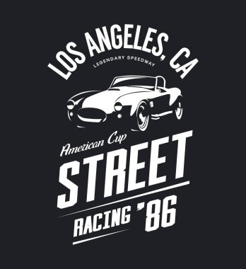 Vintage roadster araba vektör logo koyu arka plan üzerinde izole. Premium Kalite eski spor araç logo t-shirt amblemi illüstrasyon. Los Angeles sokak giyim üstün retro tee baskı tasarımı yarış.
