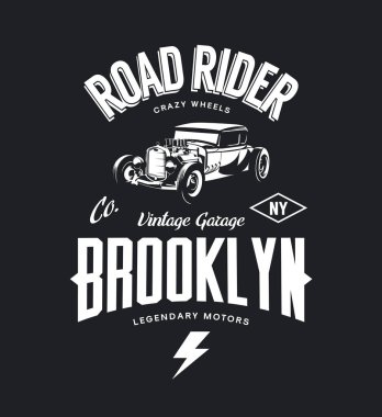Koyu arka plan üzerinde izole vintage hot rod vektör tişört logosunu görmeniz gerekir. Premium Kalite eski spor araba logo t-shirt amblemi illüstrasyon. Brooklyn, New York sokak giyim üstün retro tee baskı tasarımı.