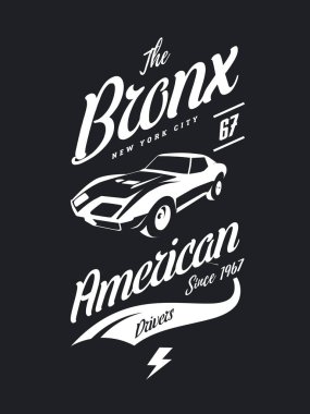 Koyu arka plan üzerinde izole Amerikan arabası vektör tişört logosunu görmeniz gerekir. Premium Kalite spor araç logo t-shirt amblemi illüstrasyon. Bronx, New York sokak giyim üstün retro tee baskı tasarımı.