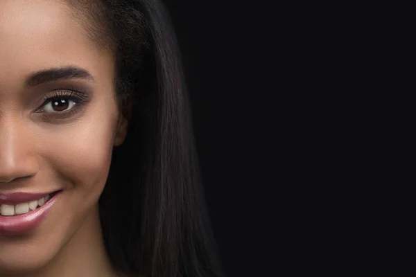 Halv-face porträtt av vackra leende känsliga afro amerikansk kvinna på mörk bakgrund — Stockfoto