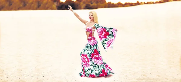 Beautidul smiling lady dancing Belly dance in the sands desert. — Stock Photo, Image