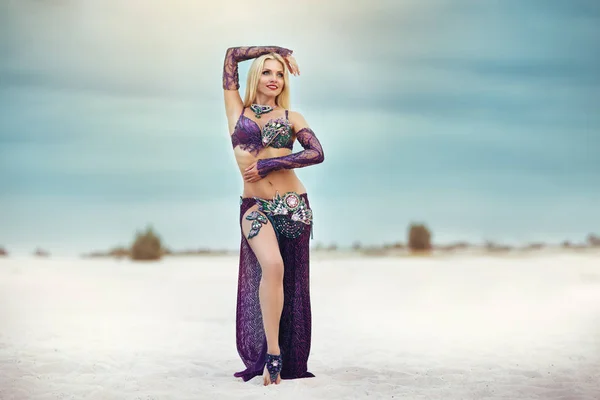 Beautidul sorrindo senhora dançando dança do ventre no deserto de areias — Fotografia de Stock