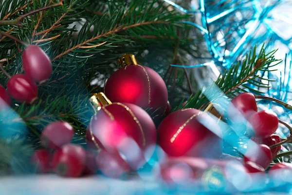 Jul och nyår dekoration isolerad på vit bakgrund. Gränsen konstdesign med holiday julgranskula. Vackert träd närbild inredda röda bollar, holly berry. — Stockfoto