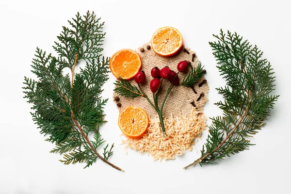 Julgran gren, holly bär, mandarin nyår dekoration isolerade på vitt. Kreativa koncept, utrymme för text, logotyp. Flat lay. — Stockfoto