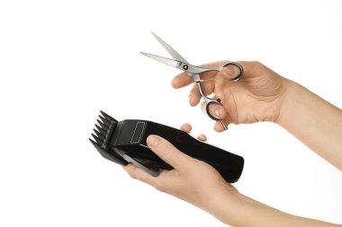 saç kesme makinesi ve makas, üzerinde beyaz izole holding eller